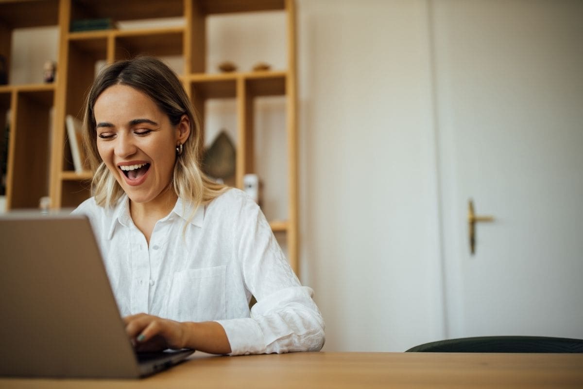 Woman using calm selling strategies to sell like herself with ease.